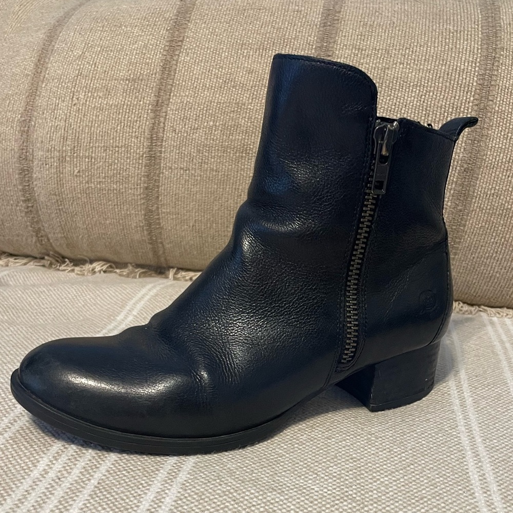 Born Black Leather Ankle Boots Side Zip Comfort Booties Womens Size 38 (7)